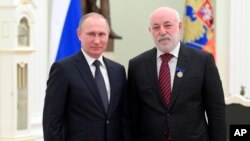 Tổng thống Nga Vladimir Putin và tỉ phú bị Mỹ chế tài Viktor Vekselberg (ảnh chụp ngày 26/1/2017)