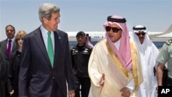 Ngoại trưởng Mỹ John Kerry và Ngoại trưởng Ả Rập Xê Út Saud al-Faisal tại Jeddah, ngày 25/6/2013.