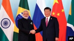 Chủ tịch Trung Quốc Tập Cận Bình (phải) và Thủ tướng Ấn Độ Narendra Modi, tại hội nghị BRICS, Hạ Môn, ngày 5/9/2017.