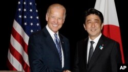 Phó Tổng thống Hoa Kỳ Joe Biden (trái) và Thủ tướng Nhật Bản Shinzo Abe tại cuộc họp song phương ở Singapore, 26/7/13