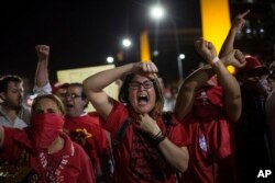 Những người ủng hộ Tổng thống Dilma Rousseff đụng độ với cảnh sát bên ngoài tòa nhà Quốc hội ở Brasilia, Brazil, ngày 11/5/2016.