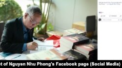 Nhà báo Nguyễn Như Phong ký tặng sách