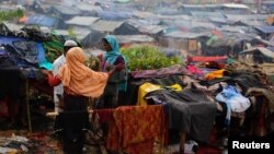 Người Rohingya tới trại tị nạn ở Cox's Bazar, Bangladesh, ngày 18/9/2017.