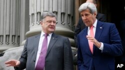 Ngoại trưởng Hoa Kỳ John Kerry (phải) và Tổng thống Ukraine Petro Poroshenko sau một cuộc họp ở Kyiv, Ukraine, ngày 7 tháng 7 năm 2016.