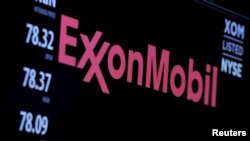 Logo Exxon Mobile trên thị trường chứng khoán New York, 2015.