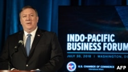 Bộ trưởng Ngoại giao Mỹ Mike Pompeo tại Diễn đàn Doanh nghiệp Ấn Độ-Thái Bình Dương đầu tiên được tổ chức ở Washington, DC, hôm 30/7/2018. Diễn đàn thường niên lần 3 sẽ được tổ chức tại Hà Nội vào tháng 10/2020.