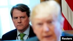 Báo The New York Times đưa tin ông Donald McGahn đã có ba cuộc phỏng vấn tự nguyện với đội ngũ của Công tố viên Đặc biệt Robert Mueller với tổng thời lượng là 30 tiếng đồng hồ, kể lại chi tiết những vụ việc nằm ở trung tâm cuộc điều tra liệu Tổng thống Donald Trump có cản trở công lí hay không.