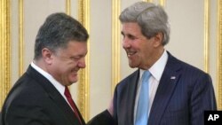 Tổng thống Ukraine Petro Oleksiyovych Poroshenko và Ngoại trưởng Mỹ John Kerry trong cuộc họp tại Kiev, ngày 5/2/2015.