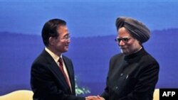 Thủ tướng Ấn Độ Manmohan Singh, phải, bắt tay Thủ tướng Trung Quốc Ôn Gia Bảo tại lễ bế mạc Festival của Trung Quốc ở Ấn Độ, New Delhi, Thứ Năm, 16/12/2010