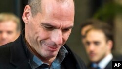 Bộ trưởng tài chính Hy Lạp Yanis Varoufakis đến cuộc họp với các bộ trưởng tài chính EU tại Hội đồng châu Âu ở Brussels, 17/2/2015. 