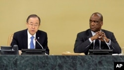 Tổng thư ký Liên hiệp quốc Ban Ki-moon (trái) và Chủ tịch Đại hội đồng John Ashe nói chuyện tại cuộc họp về Khuyết tật và Phát triển, 23/9/13