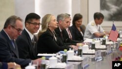 Ngoại trưởng Mỹ Hillary Clinton hội đàm với Bộ trưởng Ngoại giao Trung Quốc Dương Khiết Trì (không có trong hình) tại Bắc Kinh hôm 4/9/2012. Bà Clinton đến Bắc Kinh nhằm thúc đẩy Trung Quốc giải quyết tranh chấp 1 cách ôn hòa với các nước láng giềng trong vấn đề Biển Đông.