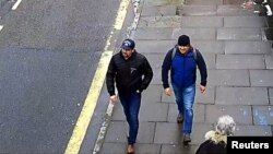 Camera ghi lại cảnh Alexander Petrov và Ruslan Boshirov đi trên đường phố ở Salisbury, Anh, ngày 4/3/2018.