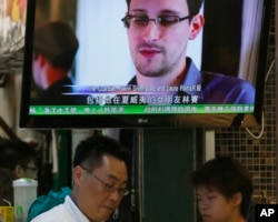 Tin tức về vụ Edward Snowden trên truyền hình tại một nhà hàng ở Hồng Kông, ngày 12/6/2013.