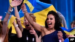 Ca sĩ Ukraine Jamala ăn mừng chiến thắng tại Eurovision với bài hát '1944' ở Stockholm, Thụy Điển, ngày 15 tháng 5 năm 2016.