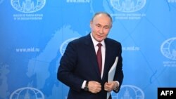 Tổng thống Nga Vladimir Putin, rời một cuộc họp ở Moscow hôm 14/6, dự kiến đến thăm Việt Nam từ 19 đến 20.