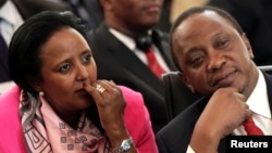 Tổng thống Kenya Uhuru Kenyatta (phải) ngồi với Bộ trưởng Ngoại giao Amina Mohamed trong một cuộc họp ở Pretoria, 4/11/2013