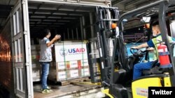 Một đợt trao tặng máy thở cho Việt Nam của USAID hồi tháng Chín năm ngoái. USAID Vietnam Twitter. [Ảnh minh họa]