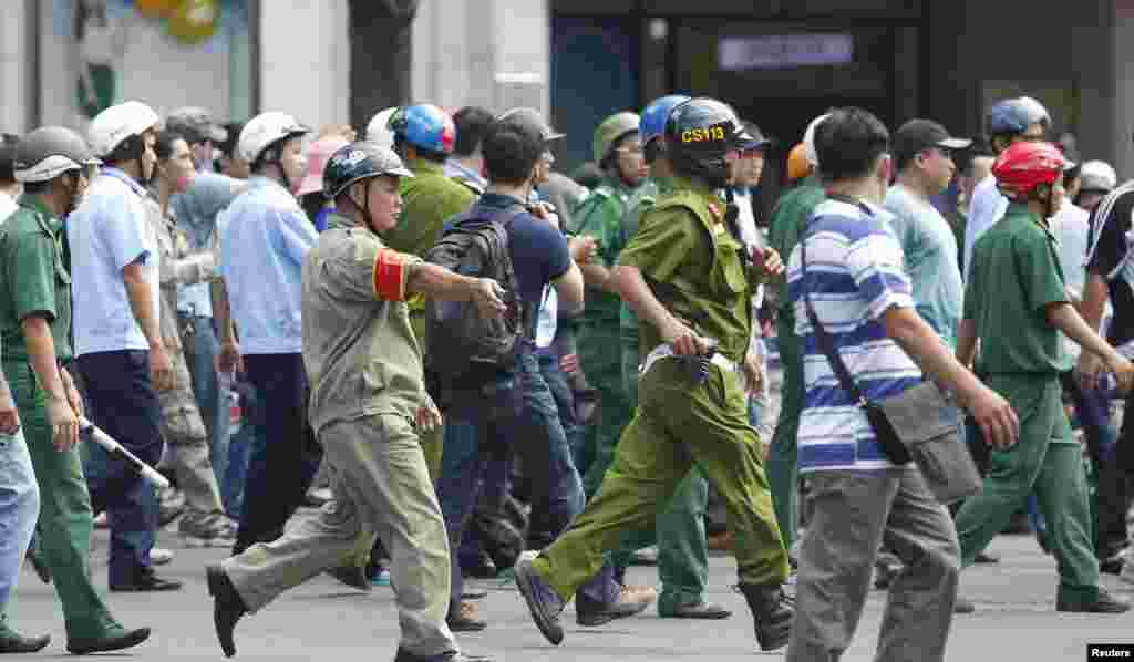 Công an, dân phòng bao vây người biểu tình khi họ tuần hành trong cuộc biểu tình chống Trung Quốc ở TPHCM, ngày 18/5/2014.