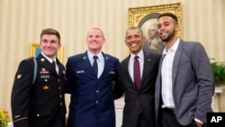 Hạ sĩ không quân Spencer Stone, (đứng thứ 2 từ trái sang) được Tổng thống Barack Obama vinh danh anh hùng cùng 2 người khác tại Phòng Bầu dục ở Tòa Bạch Ốc ngày 17/9/2015.