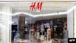 Một cửa hàng của H&M, hãng thời trang của Thụy Điển hiện có sản phẩm được gia công từ 62 nhà máy ở Campuchia.