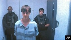 Nghi can Dylann Roof xuất hiện trong video trước một thẩm phán ở Charleston, South Carolina, 19/6/15