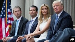 Ảnh tư liệu - Từ trái sang: Eric Trump, Donald Trump Jr. và Ivanka Trump cùng ông Donald Trump tại lễ động thổ Khách sạn Quốc tế Trump ở Washington, ngày 23 tháng 7 năm 2014.