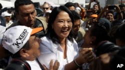 Ứng cử viên tổng thống Keiko Fujimori (giữa) của đảng chính trị Nhân dân Fuerza chào đón những người ủng hộ khi bà vận động tranh cử ở San Juan de Lurigancho, Peru, ngày 10 tháng 5 năm 2016.