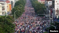 Hàng chục ngàn người xuống đường ở thủ đô Campuchia đòi ông Hun Sen từ chức, ngày 29/12/2013.