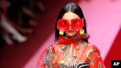 Một người mẫu trình diễn bộ trang phục xuân hè 2019 của Dolce & Gabbana. Hãng thời trang Ý đã phải hủy show diễn sắp tới ở Thượng Hải vì một quảng cáo bị người Trung Quốc phản đối.