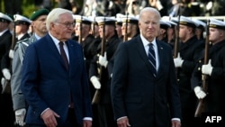 Tổng thống Mỹ Joe Biden (phải) và Tổng thống Đức Frank-Walter Steinmeier duyệt hàng quân danh dự tại Dinh Tổng thống Đức ở Berlin, ngày 18/10/2024.