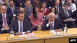 Ông Rupert Murdoch (phải) và con James Murdoch ra trả lời trước Quốc hội Anh về vụ nghe lén tin nhắn điện thoại