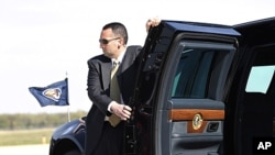 Một nhân viên mật vụ Mỹ giữ cửa xe limousine của Tổng thống Barack Obama