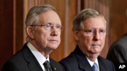 Lãnh tụ khối đa số Harry Reid và lãnh tụ khối thiểu số Mitch McConnell (phải).
