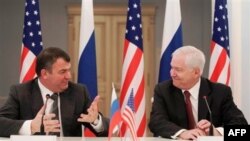 Bộ trưởng Quốc phòng Hoa Kỳ Robert Gates (phải) và Bộ trưởng Quốc phòng Nga Anatoly Serdyukov tại Moscow