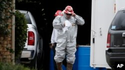 Chuyên gia tới khử trùng căn hộ của nhân viên y tế thứ hai bị phát hiện nhiễm virus Ebola tại Dallas, Texas.