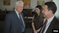 Ông Leonid Kravchuk (trái), tổng thống đầu tiên của Ukraine nói chuyện với Thông tín viên VOA Steve Herman tại Kyiv