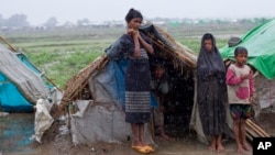 Hình tư liệu - Những người di cư Rohingya đứng bên ngoài các lều tạm ở Sittwe, Myanmar, ngày 14 tháng 5 năm 2013.