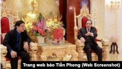 Báo Tiền Phong Online của đảng in hình nguyên Tổng Bí thư Nông Đức Mạnh ngồi trên ngai đầu rồng nạm vàng, giữa phòng khánh tiết gia đình lộng lẫy như giữa cung đình vua chúa ngày xưa.