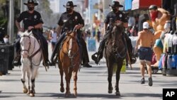 Cảnh sát Los Angeles tuần tra ở khu Venice.