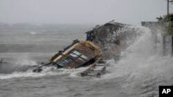 Một căn nhà trong thành phố Legazp, ở mạn nam thủ đô Manila của Philippines, bị nhận chìm dưới làn nước khi bão Haiyan tràn vào, 8/11/13
