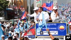 Chủ tịch đảng CNRP Kem Sokha chào người ủng hộ trong cuộc tuần hành vào ngày cuối chiến dịch vận động bầu cử cấp phường xã ở Pnom Penh ngày 2/6/2017.