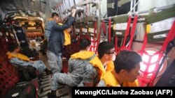 Lực lượng không quân Singapore trên máy bay C-130 tham gia tìm kiếm và xác định vị trí máy bay AirAsia QZ8501 bị mất tích trên biển, ngày 29/12/2014.