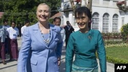 Ngoại trưởng Hòa Kỳ Hillary Clinton (trái) và lãnh tụ đấu tranh cho dân chủ Miến Điện Aung San Suu Kyi đã hội đàm hôm 2/12/11 khi Ngoại trưởng Clinton đến thăm Miến Điện