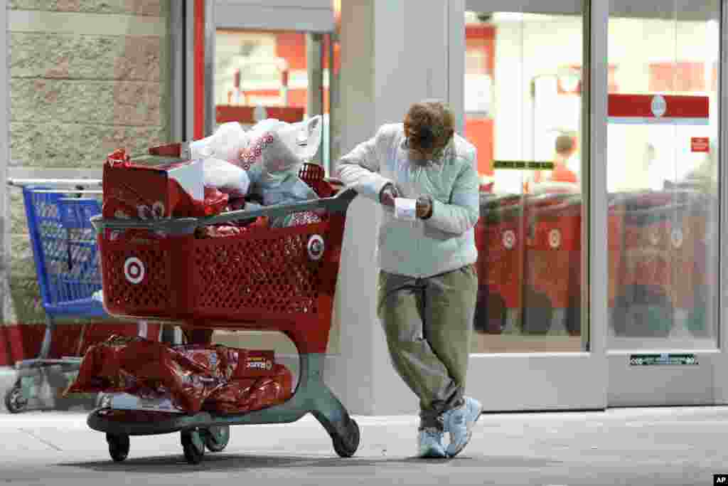 Bà Betsy McGonagle kiểm tra lại hóa đơn sau khi mua sắm tại cửa hàng Target ở Philadelphia, Pennsylvania.