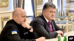 Tư liệu- Tổng thống Ukraine Petro Poroshenko (phải), và ông Oleksandr Turchynov, Bộ trưởng Quốc phòng. 