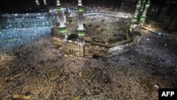 Người hành hương, đến Mecca để dự lễ Hajj, làm lễ cầu nguyện buổi chiều tại Đền thờ chính (Grand Mosque)