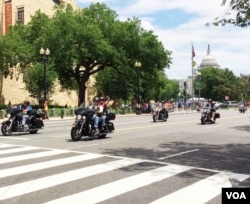 Những người tham gia cuộc diễu hành môtô Rolling Thunder hàng năm trước Ngày Chiến sĩ Trận vong ở Washington, ngày 29 tháng 5, 2016. (S. Verma/VOA)