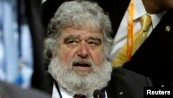 Cựu thành viên của ban điều hành của tổ chức này, ông Chuck Blazer, đã thú nhận các khoản hối lộ lớn và đã trở thành người cung cấp thông tin trong cuộc điều tra của chính phủ Mỹ.