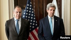 Ngoại trưởng John Kerry (phải) và bộ trưởng Ngoại giao Nga Sergei Lavrov trước cuộc họp tại Winfield House, nơi ở của đại sứ Mỹ tại London, 14/3/2014